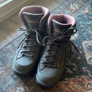 *Like New* Lowa Women's Renegade GTX Mid Boot 9.5, Graphite / Rose